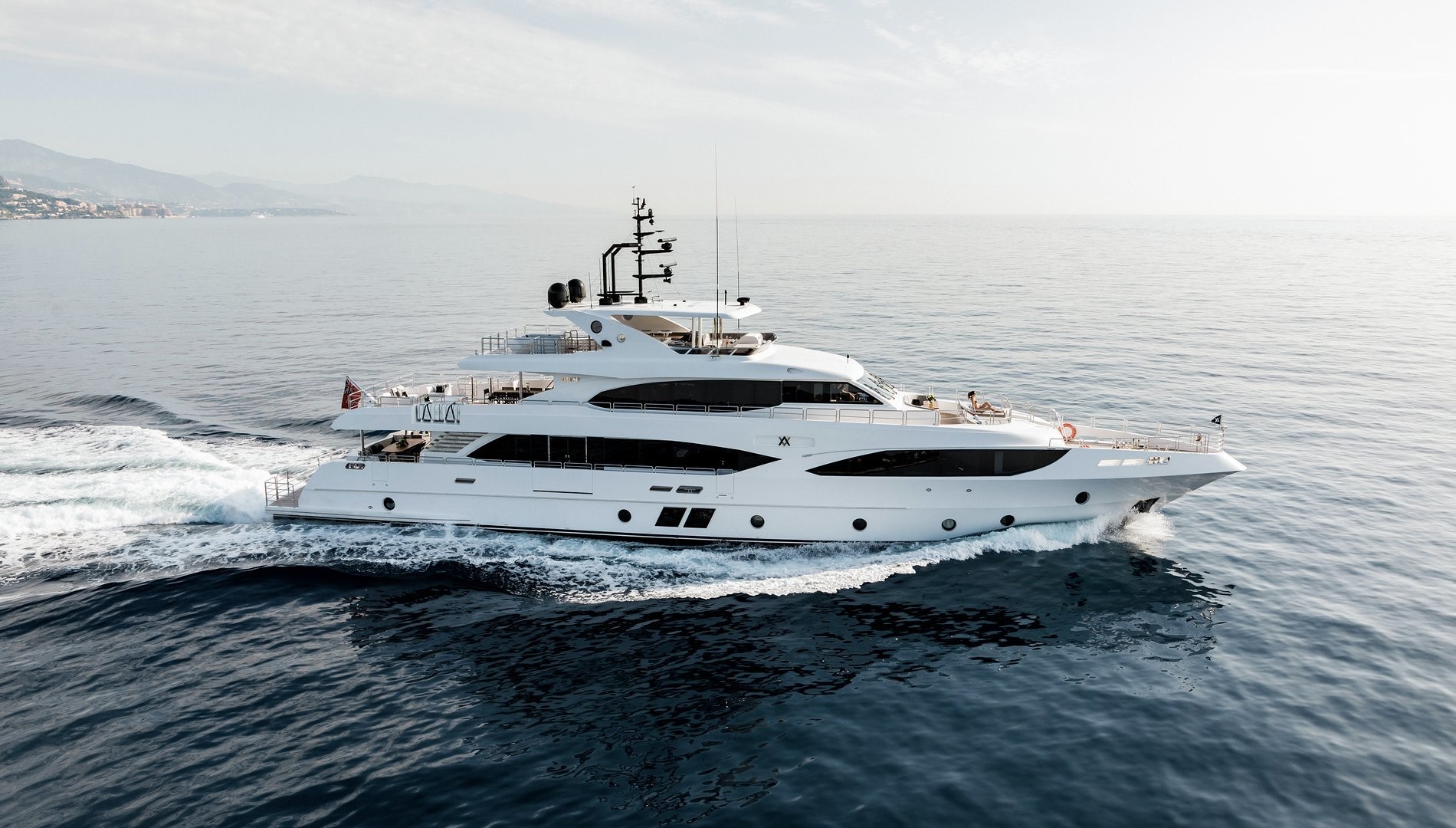 Majesty 125 ALTAVITA de Gulf Craft disponible para chárter este 2021
