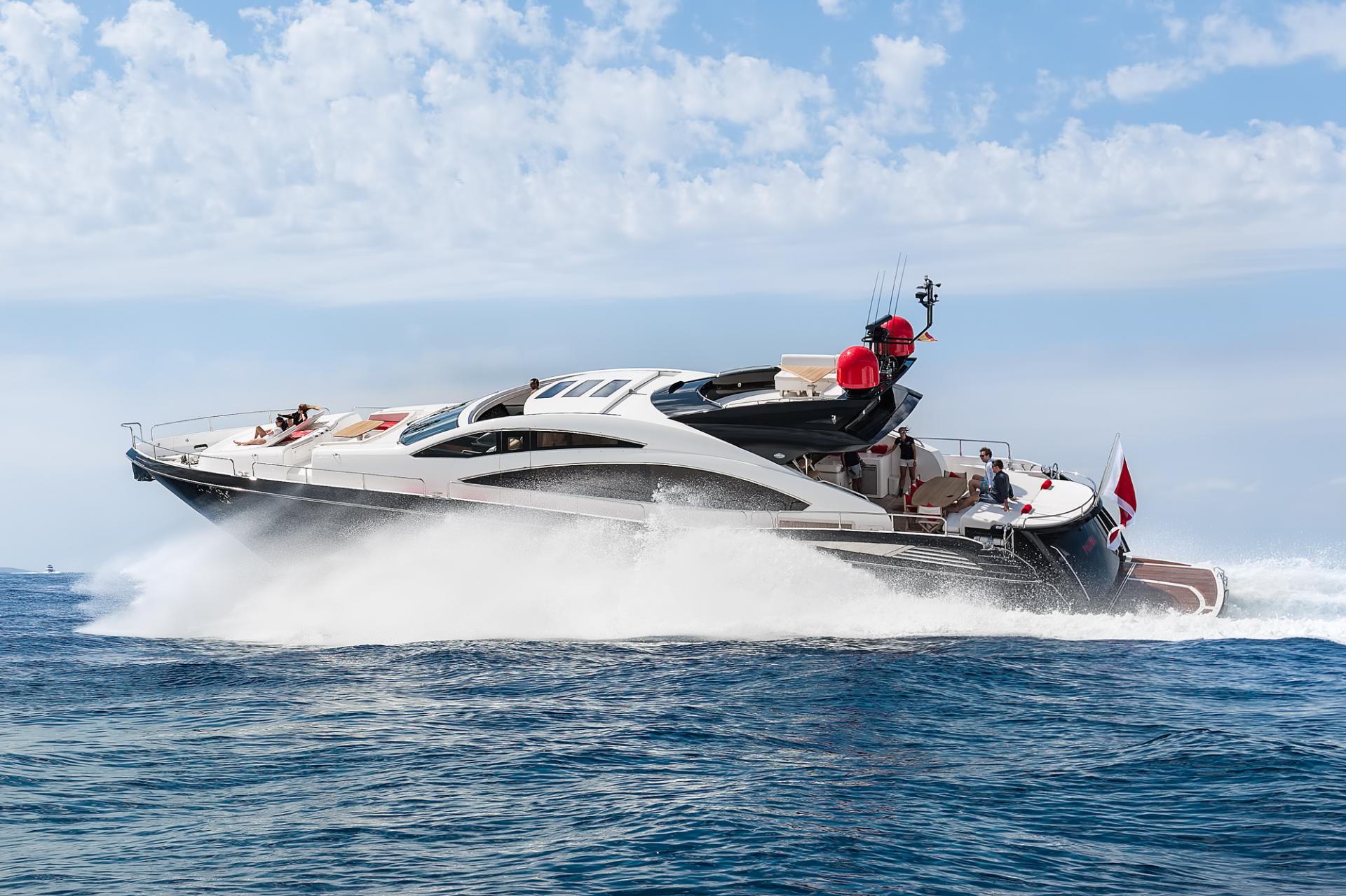 Espectacular Sunseeker Predator 84 disponible en Ibiza para chárter